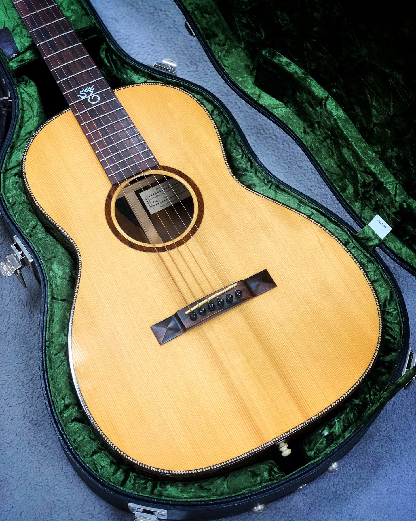 Showroom photo of Santa Cruz 00 Brazilian Acoustic Guitar (2006)