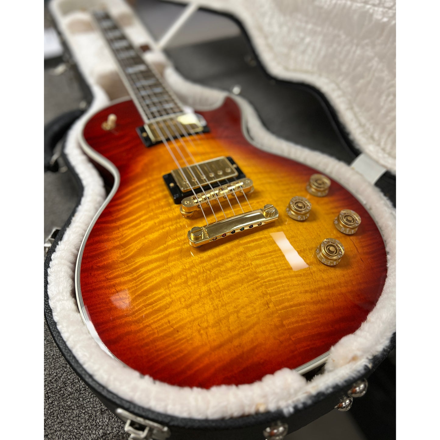 Showroom photo of Gibson Les Paul Supreme Electric Guitar (2008)