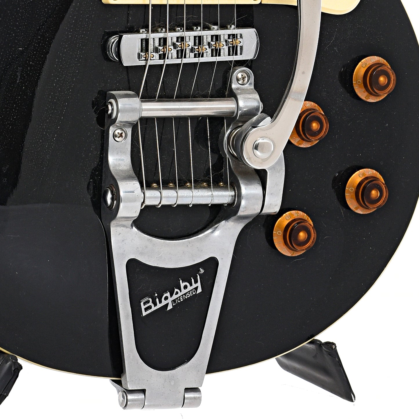 Bigsby tremolo tailpiece, bridge and controls of Les Paul Standard