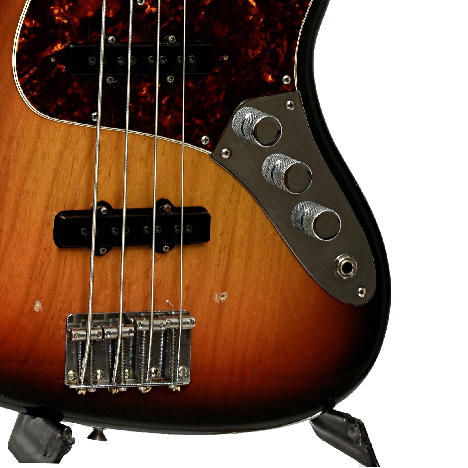 Bridge and controls of Fender Jazz Bass