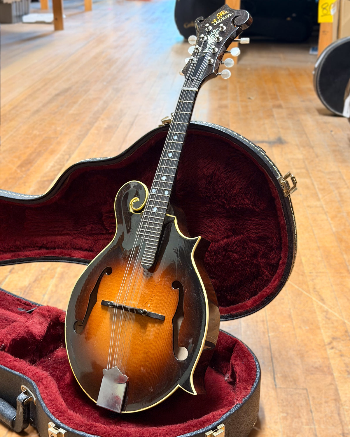 Showroom photo of Gibson F-5G Mandolin (1998)
