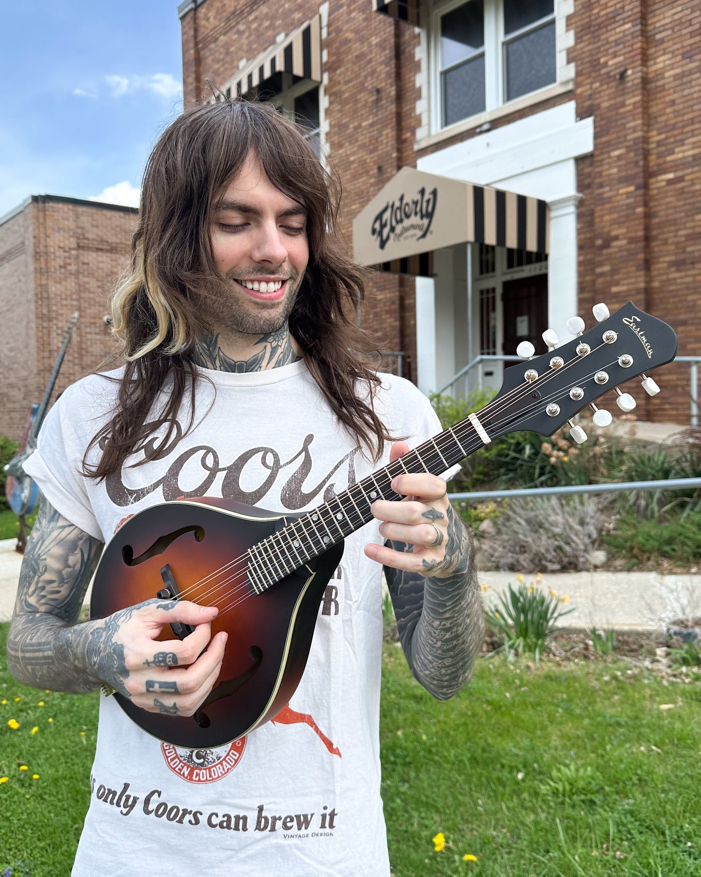 Showroom Photo of Eastman MD305E-SB Mandolin, Sunburst