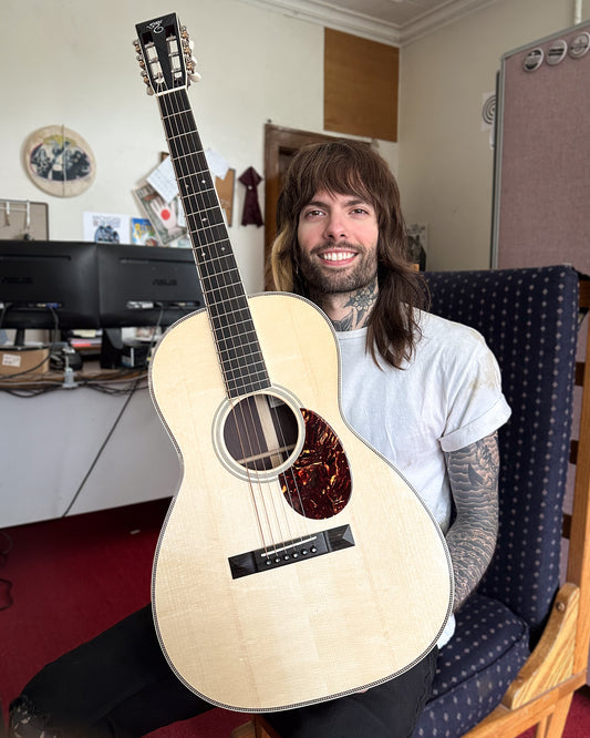 Showroom Photo of Santa Cruz Custom 00 Acoustic Guitar