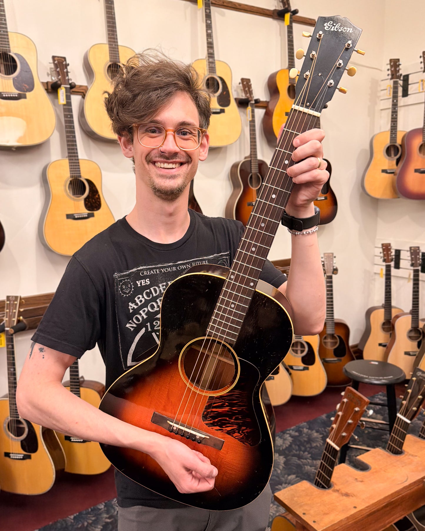 Showroom photo of Gibson HG-00 Conversion Guitar (1938)