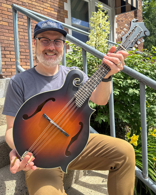 Showroom photo of Eastman MDA315E-SB Mandola & Gigbag, Sunburst