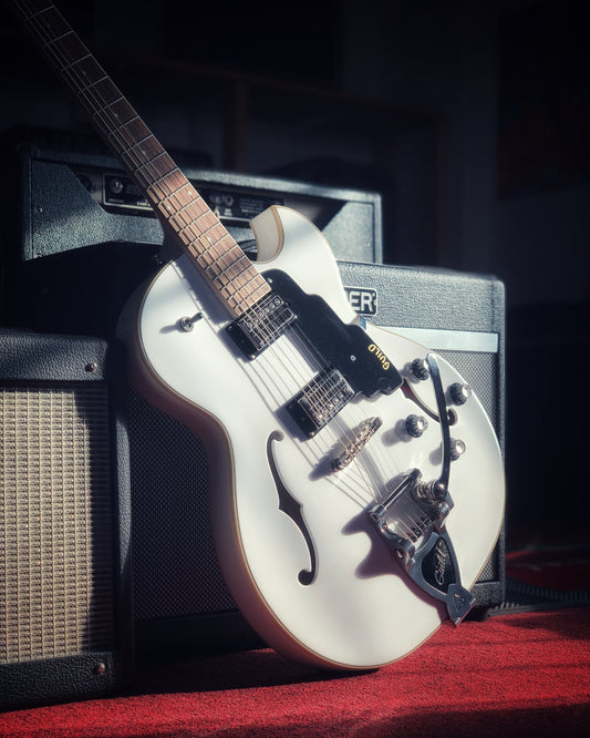 Showroom photo of Guild Starfire I Single Cutaway Semi-Hollow Body Guitar with Vibrato, Snowcrest White