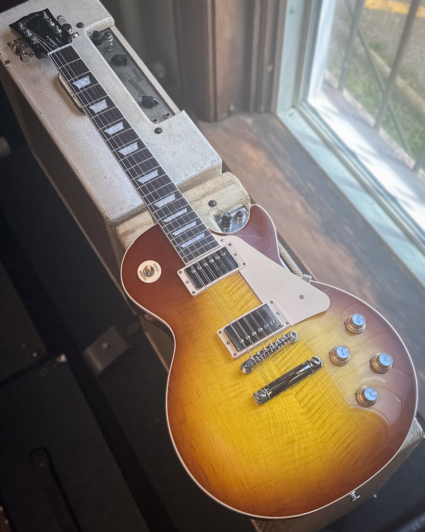 Showroom photo Gibson Les Paul Standard 60s Figured Electric Guitar & Case, Iced Tea Burst