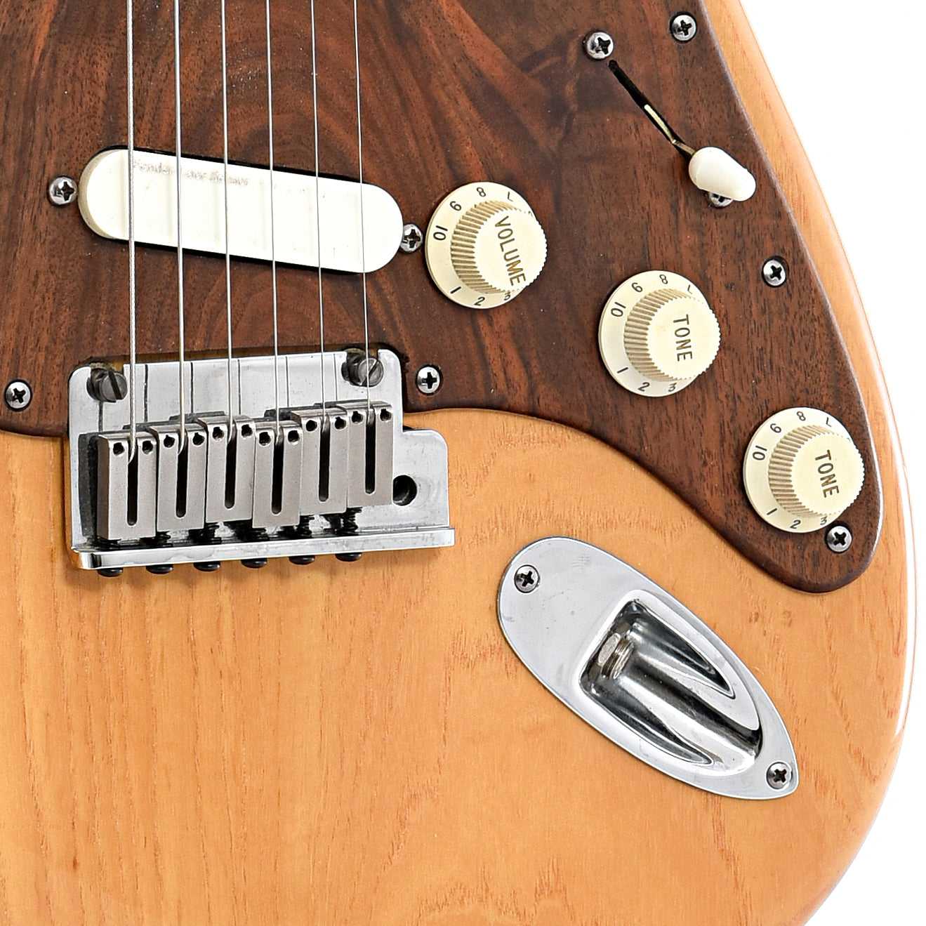 Bridge and controls of Fender Ash Stratocaster Plus 