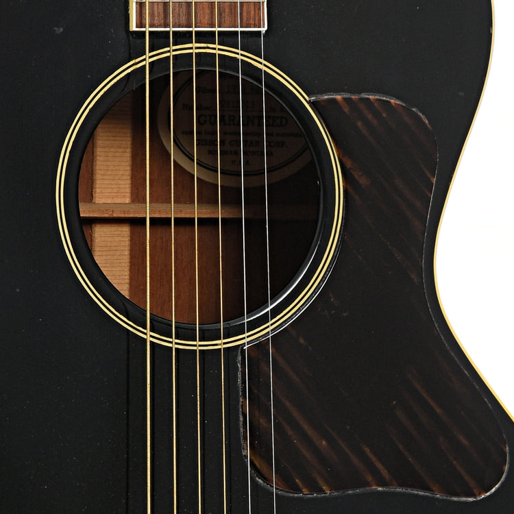 Sound hole of Gibson L-00 1936 Reissue
