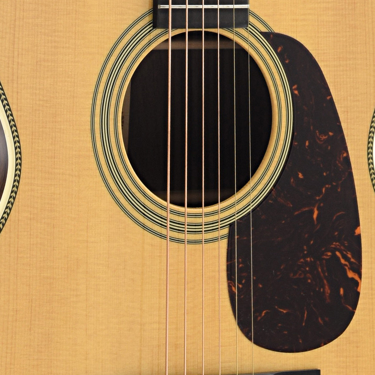 Soundhole and Pickguard of Martin 00-28