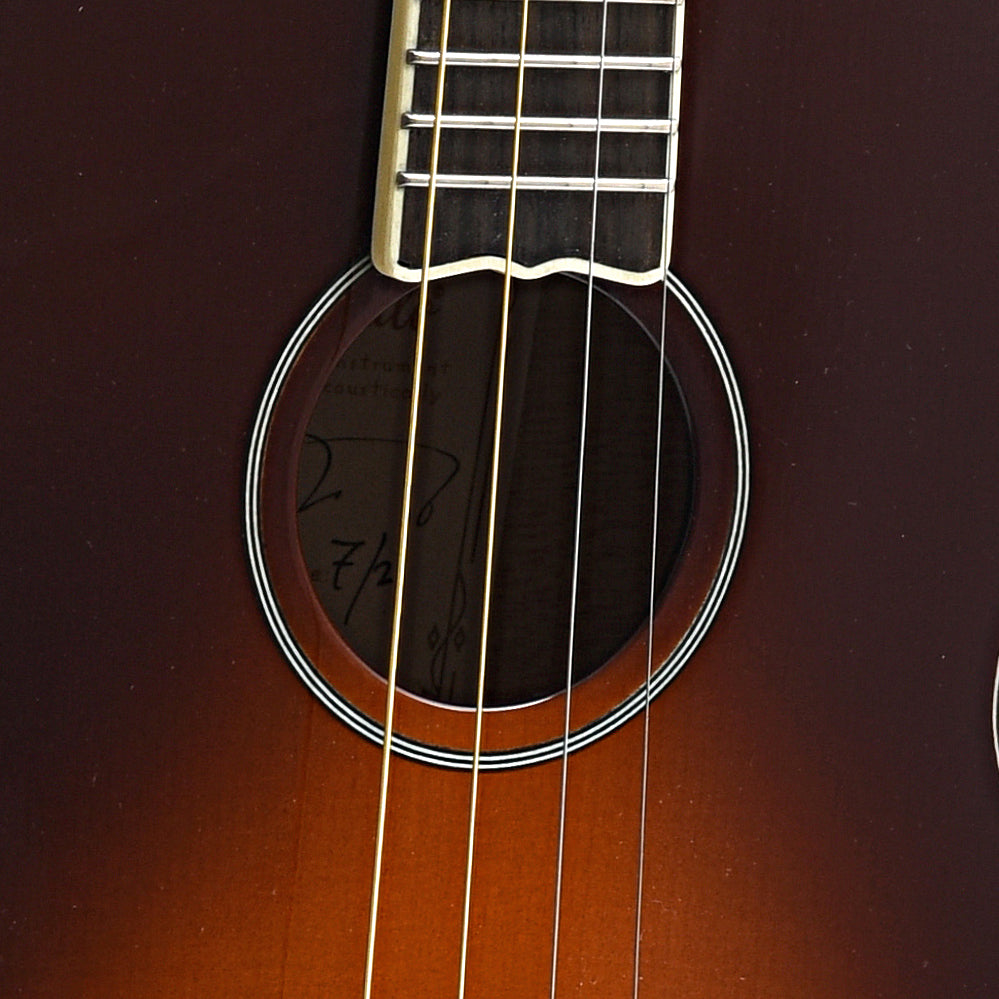 Sound hole of KR Strings Mandolindo Custom Deluxe Curly Maple